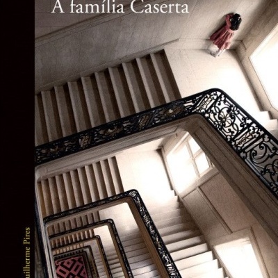 Capa do livro 'A família Caserta' com imagem de escadaria em espiral e pessoa na parte superior.