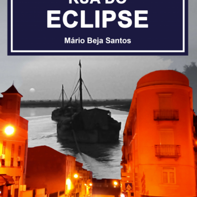 Placa de rua azul com texto 'RUA DO ECLIPSE Mário Beja Santos' sobre cidade iluminada à noite e barco no mar em fundo monocromático