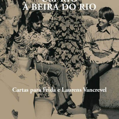 Capa de livro com fotografia a preto e branco de três pessoas e texto do título