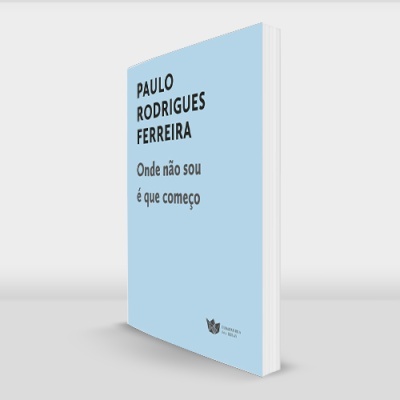 Livro azul com texto na capa, exibido em fundo claro