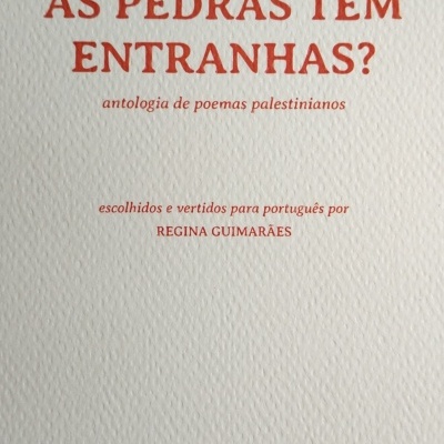 Contracapa de livro com texto em vermelho e papel texturizado