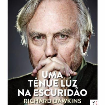 Capa de livro com homem idoso e texto UMA TÉNUE LUZ NA ESCURIDÃO RICHARD DAWKINS