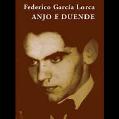 Capa do livro 'Anjo e Duende' com foto em sépia de homem jovem e texto em branco