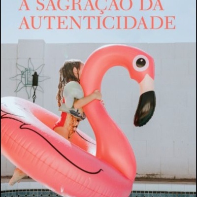 Capa de livro com criança em piscina em insuflável flamingo cor-de-rosa