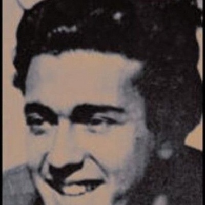 Capa de livro Ant f3nio Maria Lisboa POESIA com retrato de homem sorridente em preto e branco