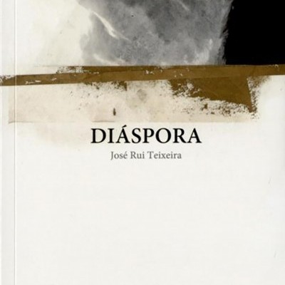 Capa do livro DIÁSPORA de José Rui Teixeira, com uma mão cinzenta e preta na parte superior.