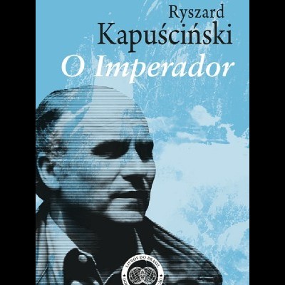 Capa do livro 'O Imperador' de Ryszard Kapuściński com fotografia e fundo azul