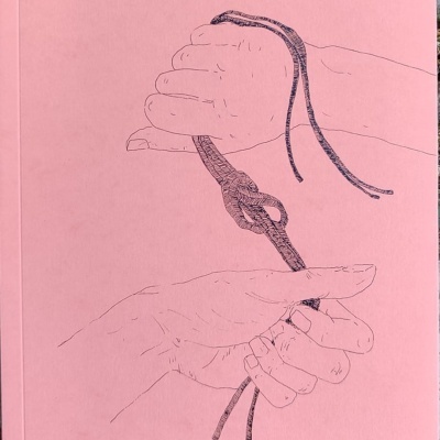 Capa cor-de-rosa de livro com desenho de mãos e cordão e texto Convocação e Língua Morta