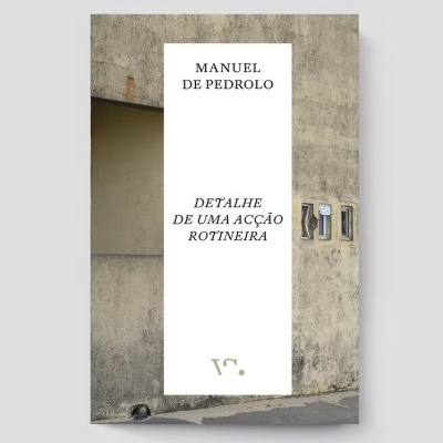 Capa de livro com texto sobre parede cinzenta texturizada e janelas pequenas