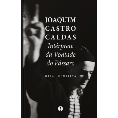 Capa de livro preto e branco com fotografia de Joaquim Castro Caldas e texto a branco.