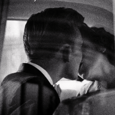 Capa de livro Coração tão branco de Javier Marías com fotografia a preto e branco de casal a beijar-se.