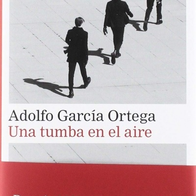 Capa de livro com foto em preto e branco de três homens de terno caminhando, título e autor e selo de prêmio
