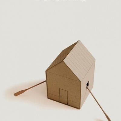 Capa de livro com título La familia de Sara Mesa e a ilustração de uma casa de papelão com pás de remo