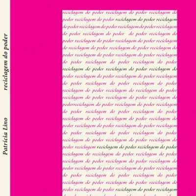 Capa de livro rosa fúcsia com texto repetido e nome do autor Patrícia Lino