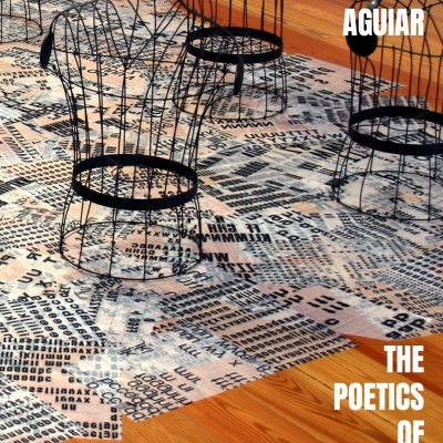 Mesas e cadeiras de estrutura metálica preta sobre tapete com padrão de letras, chão de madeira clara, texto branco FERNANDO AGUIAR THE POETICS OF ACTION