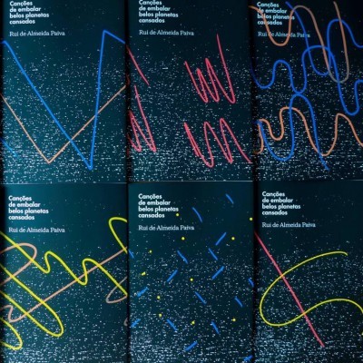 Seis capas de livros azuis escuros com linhas coloridas onduladas e texto branco