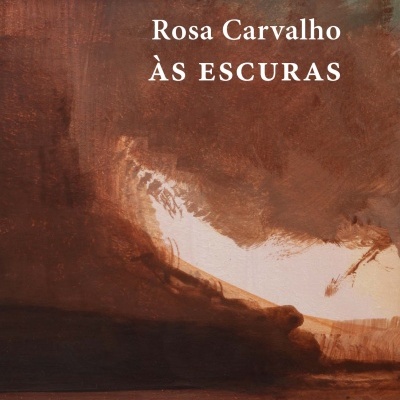 Capa de livro castanha com texto branco 'ÀS ESCURAS' de Rosa Carvalho