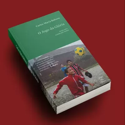 Livro 'O Jogo da Glória' com capa verde e foto de crianças a jogar futebol