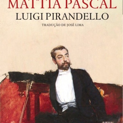 Capa de livro com título, autor, tradutor e pintura de homem sentado em sofá vermelho.
