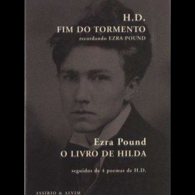 Capa de livro com texto e fotografia a preto e branco de um homem jovem