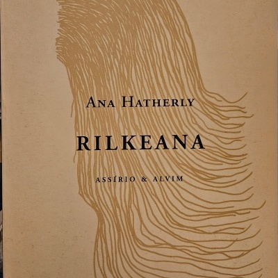 Capa de livro bege com título RILKEANA de Ana Hatherly e ilustração dourada de linhas onduladas.