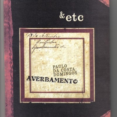 Capa de livro preta com texto impresso e manuscrito em elemento quadrado amarelo envelhecido.