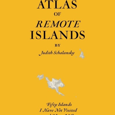 Capa do livro Pocket Atlas of Remote Islands de cor amarela com texto preto