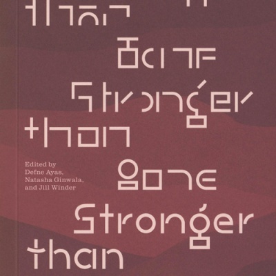 Capa de livro vermelha e roxa com texto em rosa claro