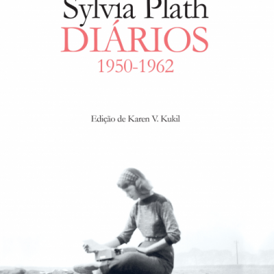 Capa do livro 'Sylvia Plath DIÁRIOS 1950-1962' com fotografia em preto e branco de mulher sentada numa parede de pedra a escrever numa máquina de escrever