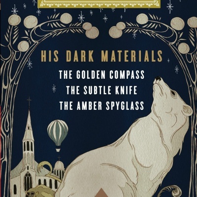 Capa de livro azul escura com título e ilustrações de urso polar, igreja e balão de ar quente