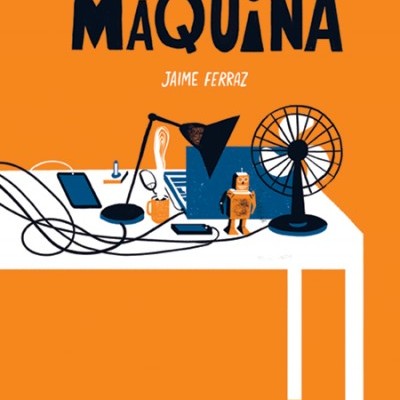 Capa de livro com título MÁQUINA em preto num fundo laranja, mesa branca e objetos de escritório azul e preto.