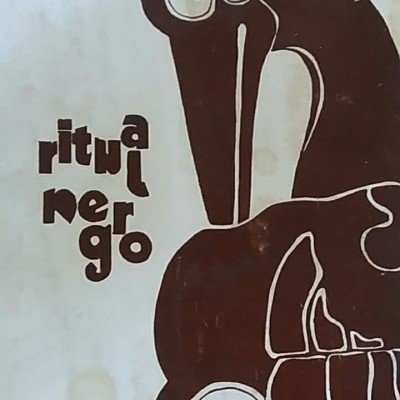 Capa de livro com ilustração abstrata e texto Ritual Negro