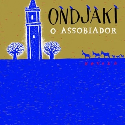 Capa de livro 'ONDJAKI O ASSOBIADOR' com ilustrações de torre, árvores, animais e pássaros contra fundo castanho e azul.