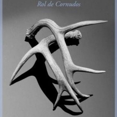 Capa de livro 'Rol de Cornudos' de Camilo José Cela com ilustração de chifres entrelaçados