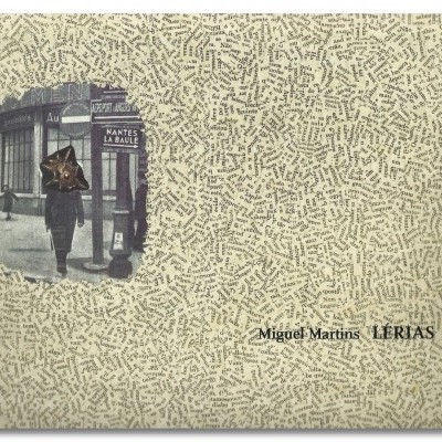 Capa de livro bege com letras pretas dispersas e fotografia em preto e branco de homem em rua com sinais de trânsito