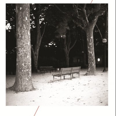 Capa de livro com imagem preta e branca de parque e banco