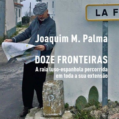 Homem lendo mapa junto a marco de fronteira e placa com o texto 'LA F' numa capa de livro.
