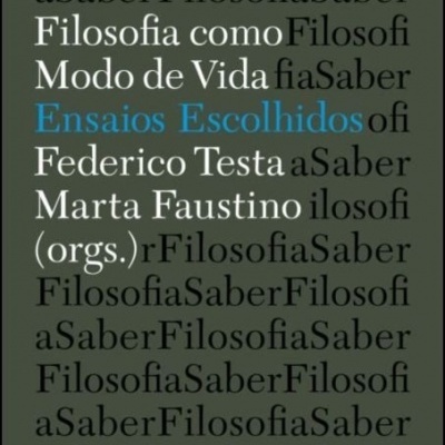 Capa de livro Filosofia como Modo de Vida Ensaios Escolhidos com fundo cinzento e texto em preto, branco e azul