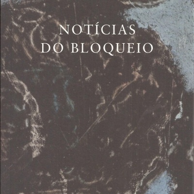Capa do livro 'NOTÍCIAS DO BLOQUEIO' de Joana Emídio Marques com fundo abstrato cinzento e azul