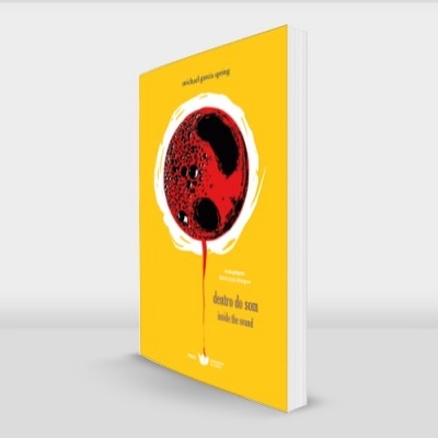 Livro com capa amarela ilustrando uma pizza e texto