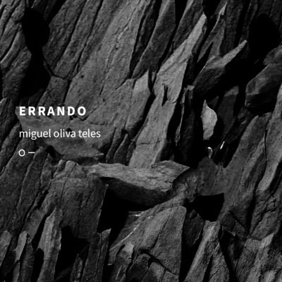 Rochas pretas com textura estratificada e texto branco 'ERRANDO miguel oliva teles O –'