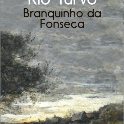 Capa de livro com pintura de paisagem de rio e céu cinzento com texto