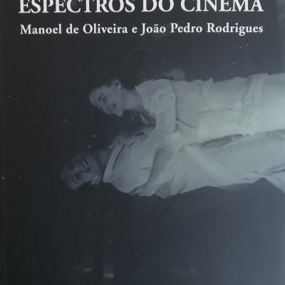 Capa preta de livro com texto em branco e foto em preto e branco de casal