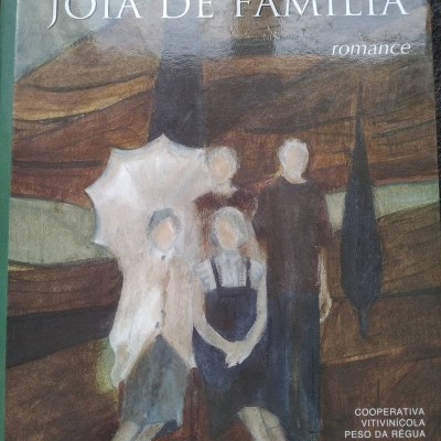 Capa de livro 'Jóia de Família' de Agustina Bessa-Luís com pintura de quatro figuras humanas e texto editorial.