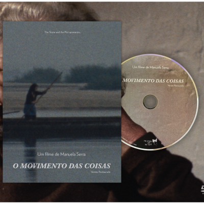 Capa e disco DVD do filme O MOVIMENTO DAS COISAS com imagem de pessoa numa canoa, texto em português e fundo cinzento e azul escuro