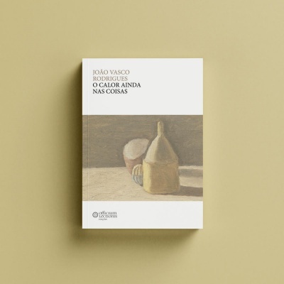 Capa de livro branco com ilustração de garrafa e recipientes, título e nome do autor em texto preto.