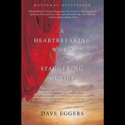 Capa de livro com cortinado vermelho e texto branco sobre céu ao anoitecer