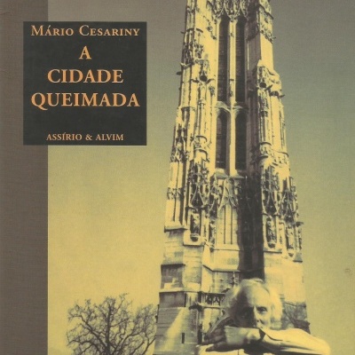 Capa de livro 'A CIDADE QUEIMADA' de Mário Cesariny com torre gótica e pessoa idosa em fotografia sépia
