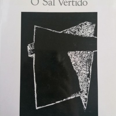 Capa de livro O Sal Vertido de Ernesto Sampaio com arte abstrata preta e branca