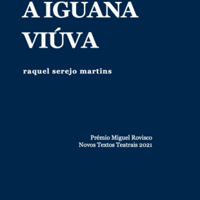 Capa de livro azul com texto branco 'A IGUANA VIÚVA', nome da autora e informação de prémio.